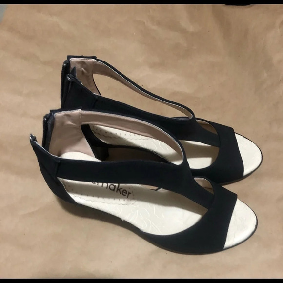 Tastemaker SZ 9 peep toe heels - Picture 3 of 7